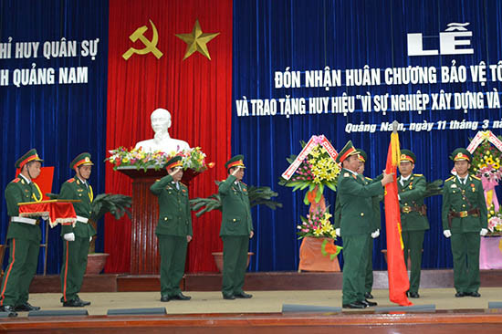 Lực lượng vũ trang tỉnh đón nhận Huân chương Bảo vệ Tổ quốc hạng Nhì. Ảnh: T.A