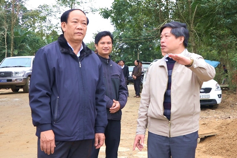 Chủ tịch UBND tỉnh Đinh Văn Thu kiểm tra công tác khắc phục thiệt hại do bão lũ gây ra tại Tiên Phước. Ảnh: Đ.ĐẠO