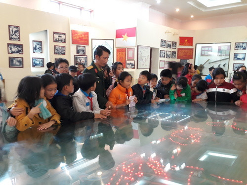 Nhiều trường học ở Tam Kỳ tổ chức cho học sinh tham quan nhà truyền thống nhân ngày 22.12.