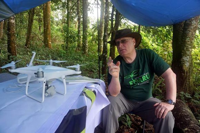 Giáo sư Stephen Elliott và máy bay không người lái Phantom.