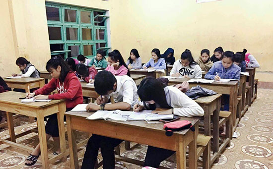 Lớp học thêm do trường tổ chức tại một trường thuộc huyện Tiên Phước Ảnh: THANH THẮNG