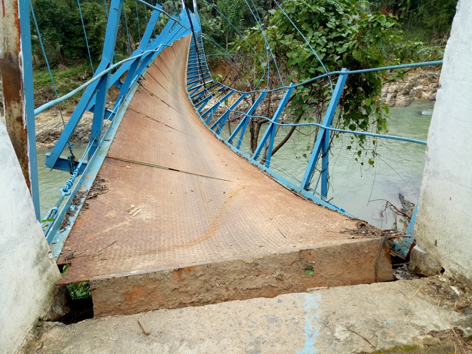 Cây cầu treo bắt qua thôn 4 (xã Phước Hiệp, huyện Phước Sơn) bị đứt thanh neo khiến một em học sinh lớp 4 tử vong - Ảnh:THANH THẮNG.