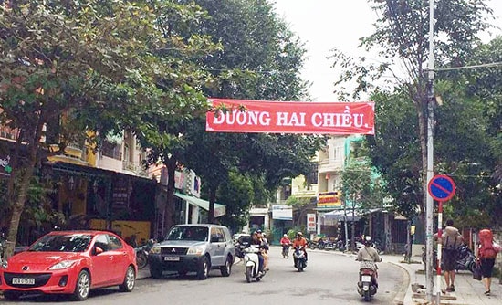  Người dân lo ngại xảy ra tai nạn giao thông trên các tuyến đường một chiều nay cho phép đi hai chiều. Ảnh: Q.HẢI