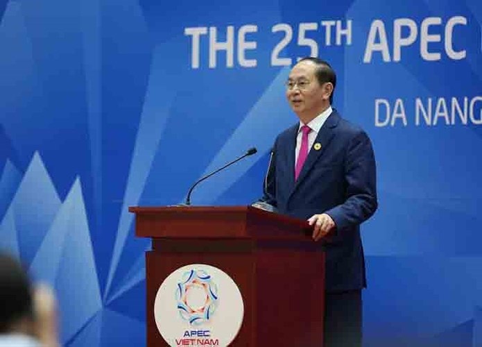Các nhà lãnh đạo APEC cũng nhất trí tăng cường thúc đẩy thương mại tự do và thuận lợi hóa đầu tư ở khu vực; hoàn tất thực hiện các mục tiêu Bogor; đẩy mạnh tăng trưởng chất lượng, chú trọng nâng cao năng lực liên kết kinh tế quốc tế cho các thành viên. Trong ảnh: Chủ tịch nước Trần Đại Quang, Chủ tịch Hội nghị Cấp cao APEC lần thứ 25 chủ trì Họp báo Quốc tế Hội nghị các Nhà lãnh đạo Kinh tế APEC lần thứ 25.