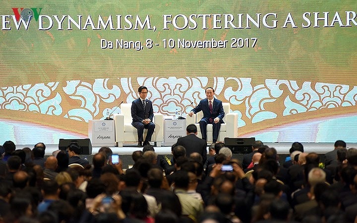 Những vấn đề được thảo luận tại CEO Summit là những vấn đề quan trọng có ảnh hưởng đến mỗi nền kinh tế không chỉ trong khu vực Châu Á - Thái Bình Dương mà trên phạm vi toàn cầu. Trong ảnh, Chủ tịch nước Trần Đại Quang, Chủ tịch Phòng Thương mại và Công nghiệp Việt Nam Vũ Tiến Lộc tại phiên khai mạc CEO Summit. (Ảnh: Nguyễn Hùng-Trần Khánh)