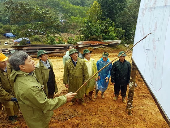 Lãnh đạo huyện Nam Trà My báo cáo quy hoạch khu tái định cư Khe Chữ với đoàn công tác của UBND tỉnh. Ảnh: TH.CÔNG