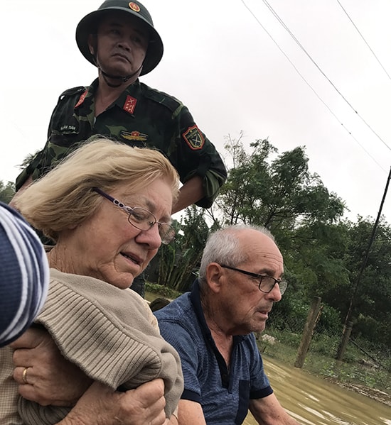 Hai du khách đã được lực lượng Bộ đội thị xã Điện Bàn cứu hộ trong lũ, đưa ra sân bay Đà Nẵng.