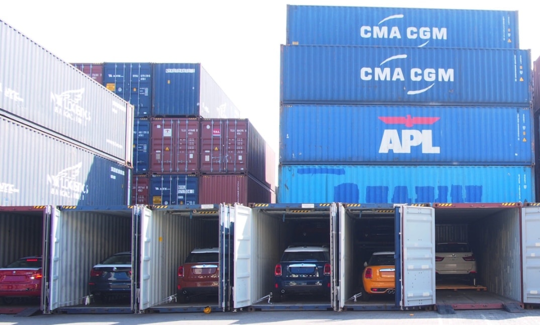 Bên trong những container này là những chiếc xe BMW và MIMI mới cáu 100%. 