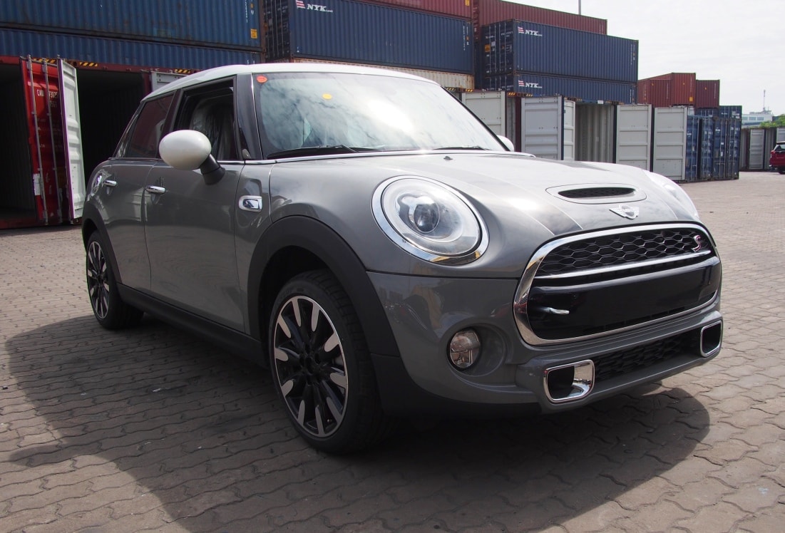 Chiếc MINI Cooper 5 cửa màu Thunder Grey. 