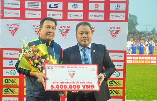 HLV Hoàng Văn Phúc (trái) nhận giải thưởng HLV xuất sắc nhất tháng 10 của V-League.