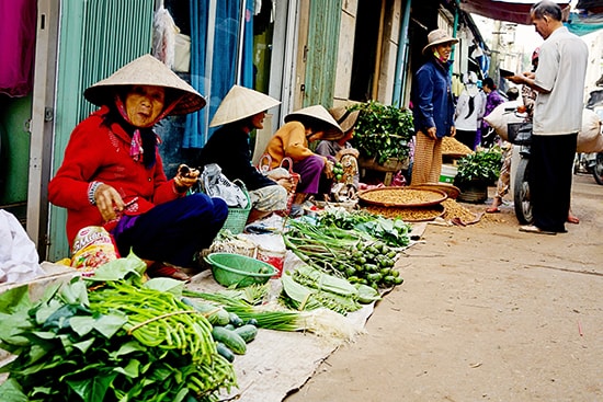 Một góc chợ quê. Ảnh: PHƯƠNG THẢO