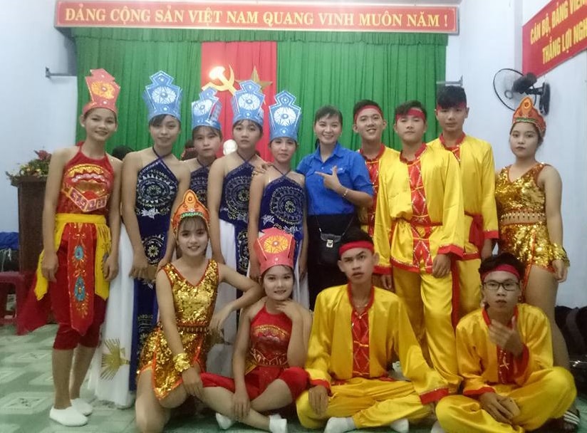 Bí thư Chi đoàn thôn Đồng Hành - Cao Thị Kim Huệ (mặc áo đoàn) và đoàn viên thanh niên thôn trong dịp tổ chức đêm văn nghệ gây quỹ. Ảnh: H.G