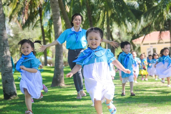 Học sinh Mầm non SKY-LINE trong giờ học ngoại khóa tại công viên Biển Đông.