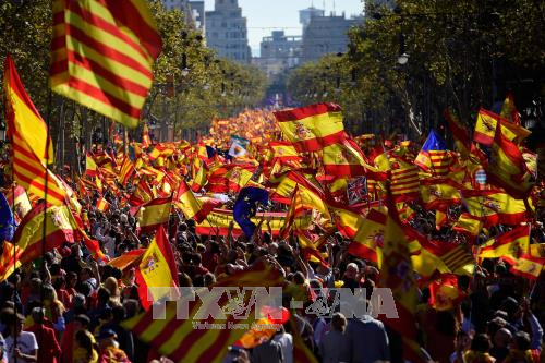 Người dân tham gia cuộc tuần hành ủng hộ Tây Ban Nha thống nhất tại Barcelona ngày 29/10. Ảnh: AFP/TTXVN