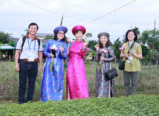 Phu nhân các Bộ trưởng kinh tế APEC 2017 thăm làng rau Trà Quế, Hội An. Ảnh: Vĩnh Lộc