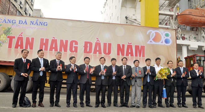 Lãnh đạo thành phố tại lễ đón tấn hàng đầu năm
