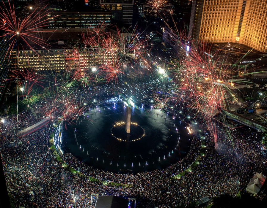 Giờ phút tiễn đưa năm cũ, đón năm mới tại tượng đài Selamat Datang ở Jakarta, Indonesia