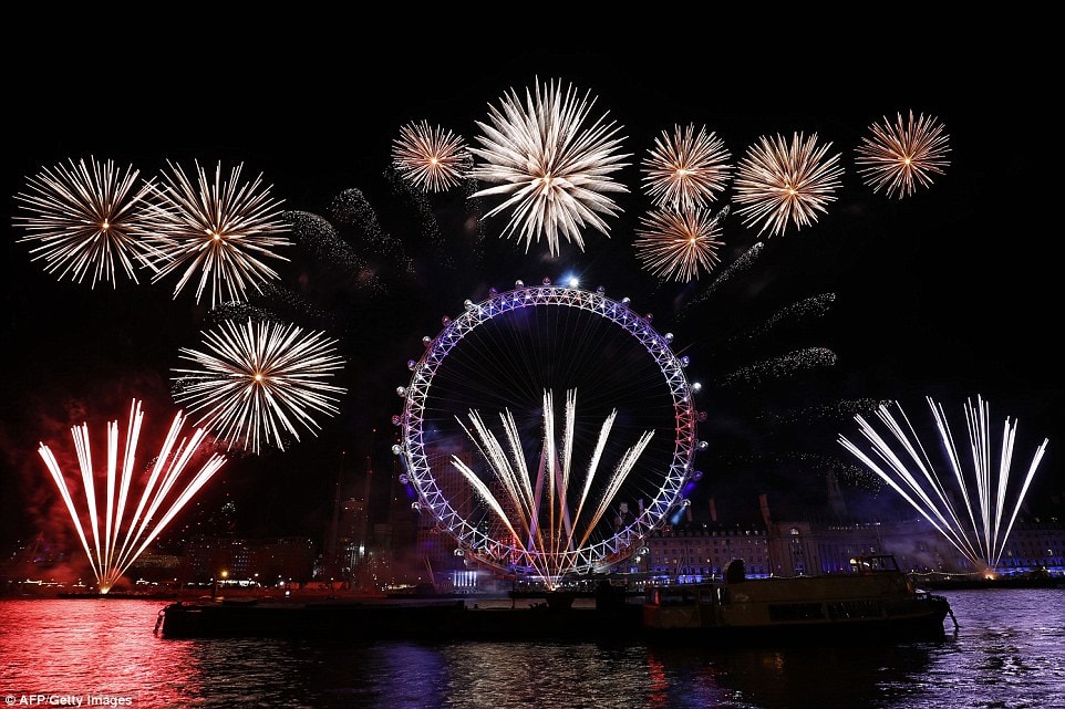 Bầu trời tại sông Thames, London (Anh) lấp lánh sắc màu năm mới