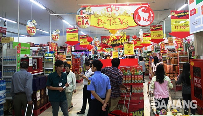 Đà Nẵng hứa hẹn “bùng nổ” về thương mại. TRONG ẢNH: Người dân mua sắm tại Siêu thị BigC.