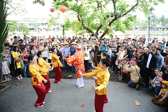 TP.Hội An đón đoàn khách Tây Ban Nha vào sáng 1.1.2018.  Ảnh: MINH HẢI