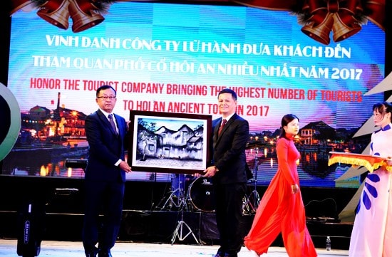 Chairman of the Hoi An city People’s Committee Nguyen Van Dung (left) congratulated Saigontourists travel company bringing the 2.8 millionth international tourist to Hoi An in 2017