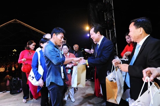 Standing Vice Chairman of the Quang Nam People’s Committee Huynh Khanh Toan offers a gift to Mr. Eisaku Sasaki