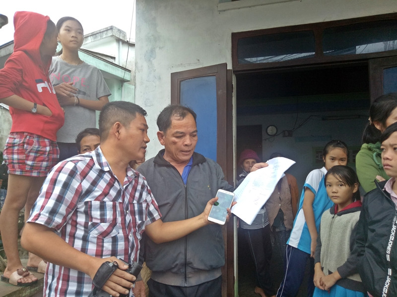 Gần 100 người dân Tam Quang (Núi Thành) tố cáo chuyện bị lừa đảo, chiếm đoạt tài sản. ẢNH: Đ.Đ