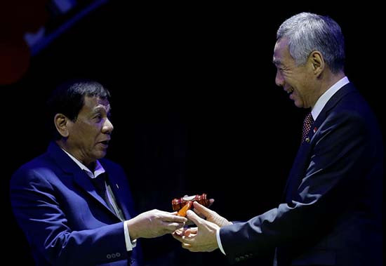 Tổng thống Philippines chuyển giao chức chủ tịch luân phiên của ASEAN 2018 cho Thủ tướng Singapore. Ảnh: Reuters