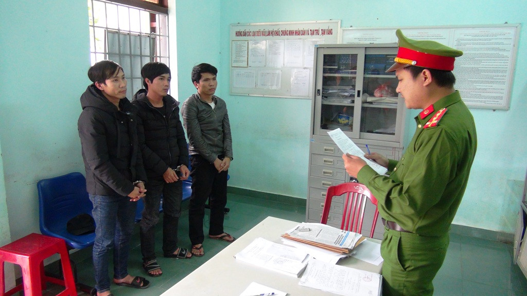 Phòng Cảnh sát hình sự tống đạt các quyết định khởi tố bị can, bắt tạm giam các đối tượng tại thị xã Điện Bàn tham gia vụ gây rối. Ảnh: M.T