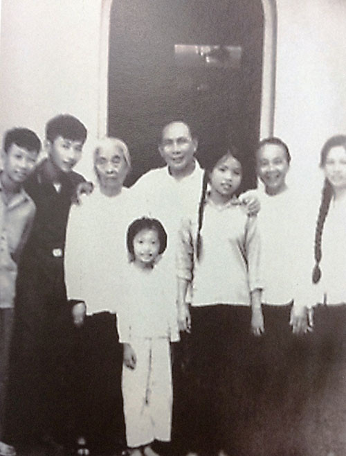 Bác Võ Chí Công và cô con gái nuôi Võ Thị Kim Ánh (đứng kề bên) chụp ảnh lưu niệm cùng gia đình năm 1969 tại Hà Nội. Ảnh tư liệu