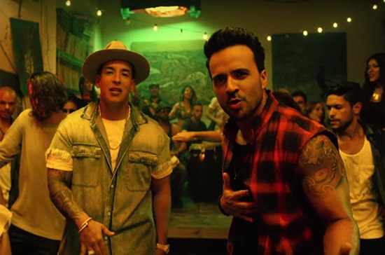 Hai ca sĩ Luis Fonsi (phải) và Daddy Yankee trong clip Despacito. Ảnh: Courtesy