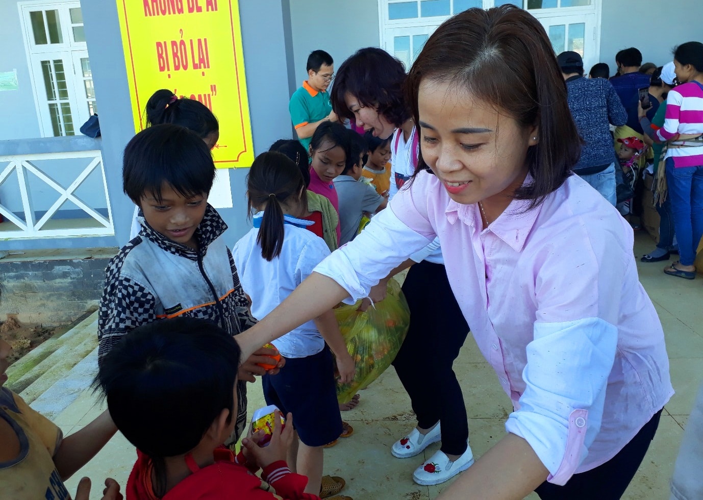 Chương trình nhằm chia sẻ với những khó khăn của đồng bào Ca Dong, giúp đồng bào có thêm điuề kiện đón một cái tết ấm áp. Ảnh: L.X