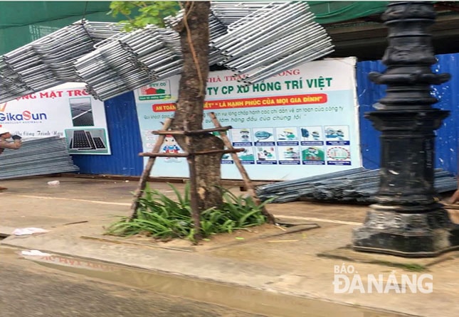 Công trình xây dựng khách sạn ở thửa đất số 18-19-20-21 đường Võ Văn Kiệt tập kết giàn tiệp và để vật liệu xây dựng ngổn ngang, lấn chiếm vỉa hè.                                                         Ảnh: HOÀNG HIỆP