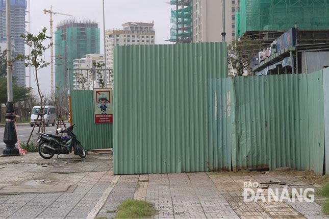 Công trình xây dựng khách sạn tại lô 3 Khu dân cư An Cư 5 lấn chiếm lối đi bộ của người dân và du khách trên vỉa hè đường Võ Nguyên Giáp.            Ảnh: HOÀNG HIỆP