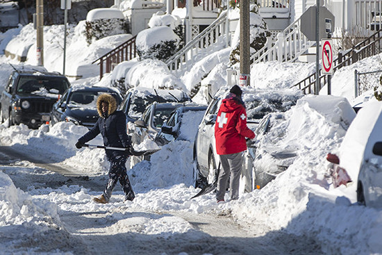 Dọn tuyết để thông đường tạm thời tại Boston (Mỹ). Ảnh: Getty