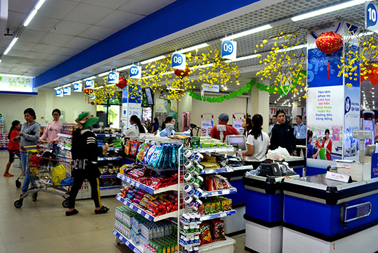 Người tiêu dùng mua sắm hàng tết ở siêu thị Co.opMart Tam Kỳ. Ảnh: N.Q.V