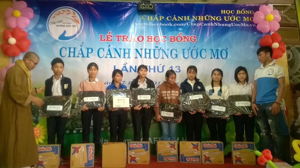 Trao học bổng chắp cánh ước mơ học sinh, sinh viên trong học kỳ 1 năm học 2017-2018. 