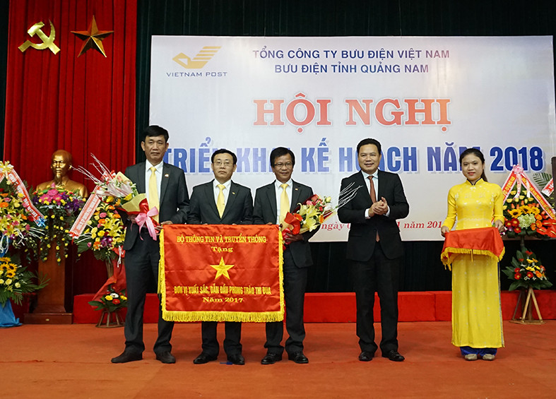 Bưu điện tỉnh Quảng Nam nhận Cờ Thi đua Bộ Thông tin và Truyền thông năm 2017