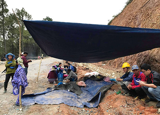 Người dân thôn Bích Sơn (xã Tam Xuân 2, Núi Thành) dựng lều bạt đòi chủ đầu tư dự án nhà máy nước Phú Ninh bồi thường thiệt hại.  Ảnh: VINH ANH