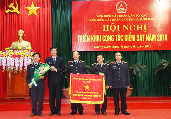 Bí thư Tỉnh ủy Nguyễn Ngọc Quang trao Cờ thi đua của Chính phủ cho lãnh đạoViện Kiểm sát nhân dân tỉnh. Ảnh: THÀNH CÔNG