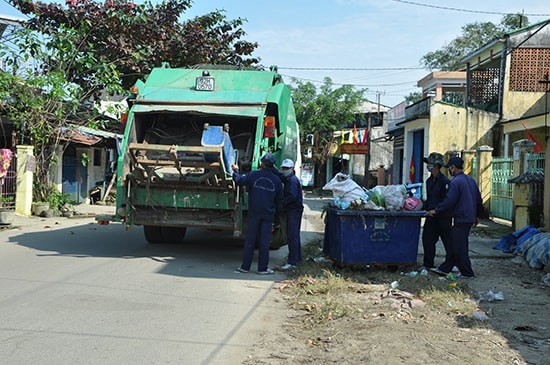 Việc phân loại rác thải tại nguồn hiện nay chưa triệt để.  TRONG ẢNH: Công nhân Công ty CP Môi trường đô thị Quảng Nam thu gom rác ở đường phố Tam Kỳ. Ảnh: TR.HỮU