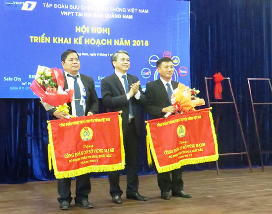 Trao Cờ thi đua xuất sắc của Bộ TT&TT cho các đơn vị thuộc VNPT Quảng Nam. Ảnh: H.L