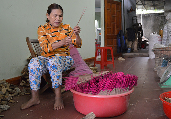 Bà Phạm Thị Sanh đang lo lắng khi sản phẩm hương trầm phục vụ tết tiêu thụ chậm. Ảnh: K.L