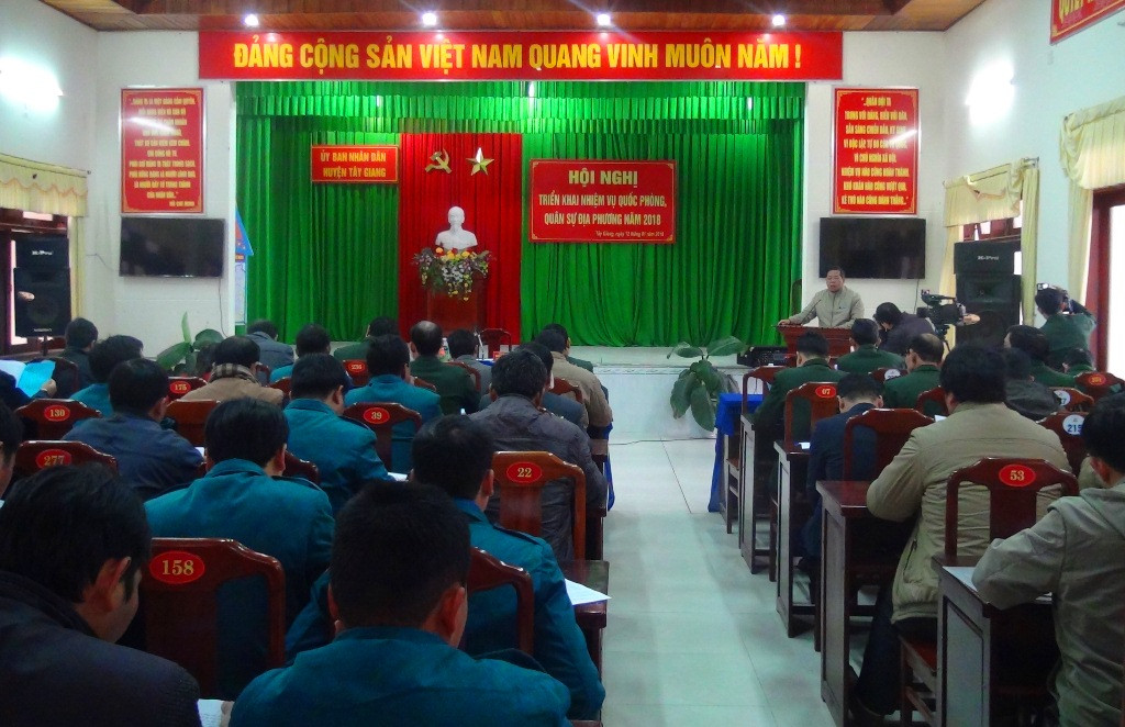 Chủ tịch UBND huyện Tây Giang Bh ling Mia chủ trì hội nghị. Ảnh: Đ.N