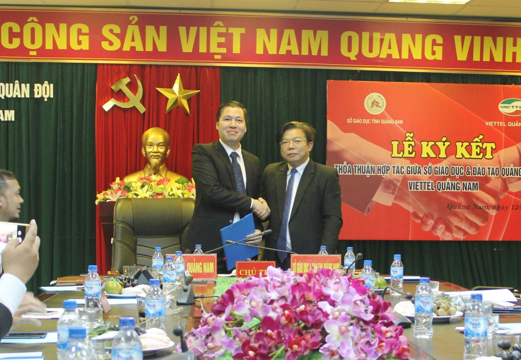Ông Hà Thanh Quốc – Giám đốc Sở GD-ĐT và ông Đồng Xuân Minh - Giám đốc Viettel Quảng Nam đại diện hai đơn vị ký kết hợp tác