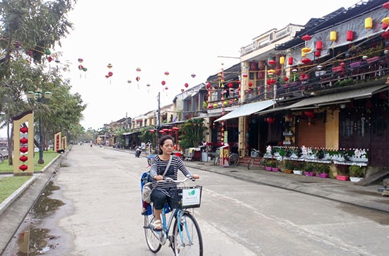 Những nhà hàng - quầy bar ban ngày yên ả nhưng ban đêm thì gây ô nhiễm tiếng ồn.Ảnh: TRUNG VIỆT