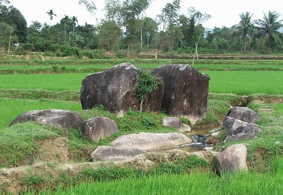 Hòn đá đen ở làng cây Thị.