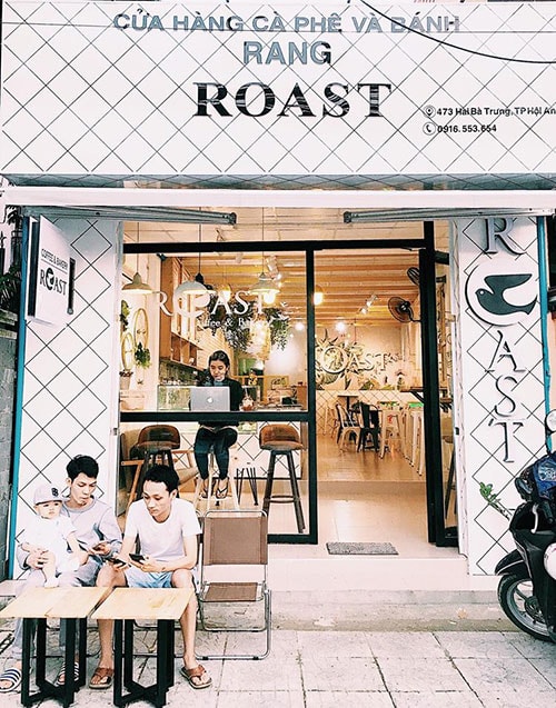 Quán cà phê Roast ngoài phố cổ.