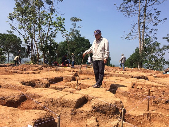 PGS-TS Ngô Văn Doanh trong một chuyến khảo cổ. Ảnh: L.Q