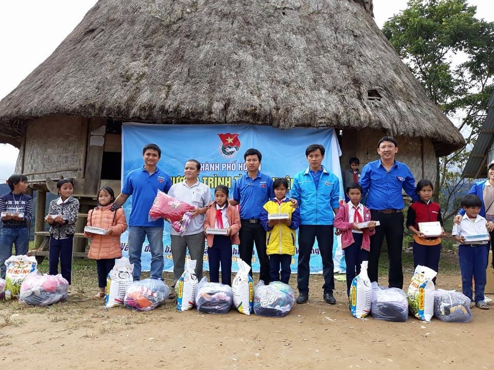 Trao quà cho học sinh xã Tr'hy. Ảnh: CTV